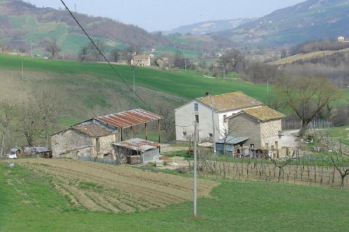 Klein huisje op het platteland in Amandola