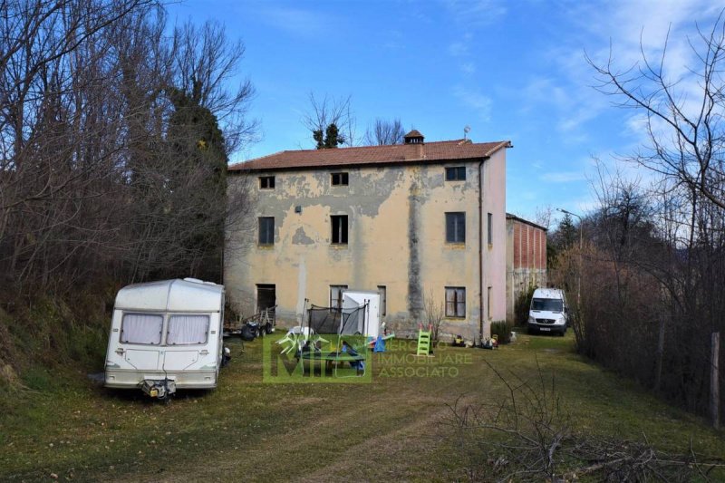 Klein huisje op het platteland in Montefortino