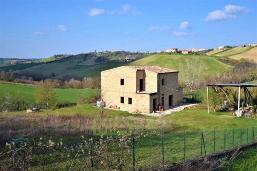 Klein huisje op het platteland in Rapagnano