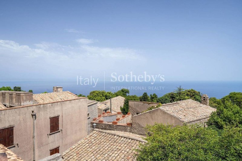 Detached house in Erice