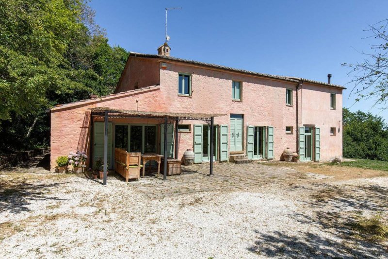 Klein huisje op het platteland in Serra San Quirico