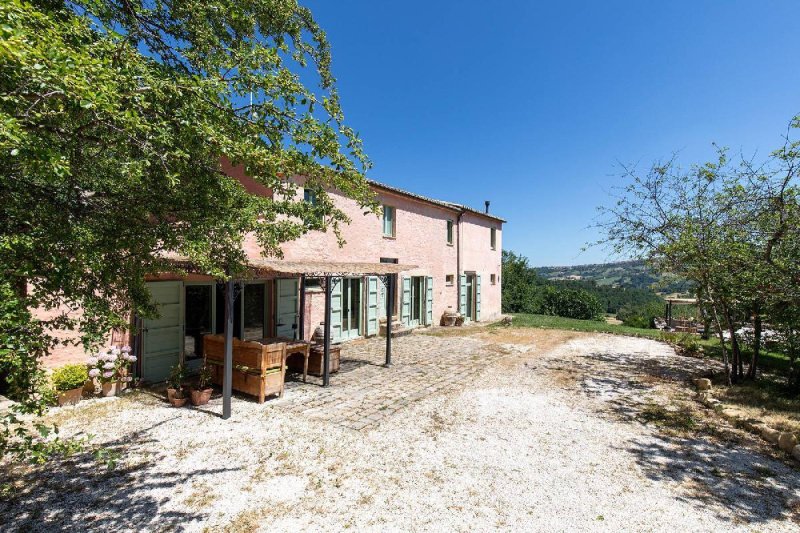 Klein huisje op het platteland in Serra San Quirico