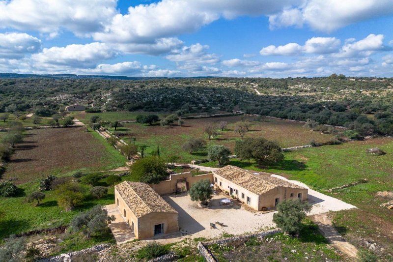 Klein huisje op het platteland in Noto