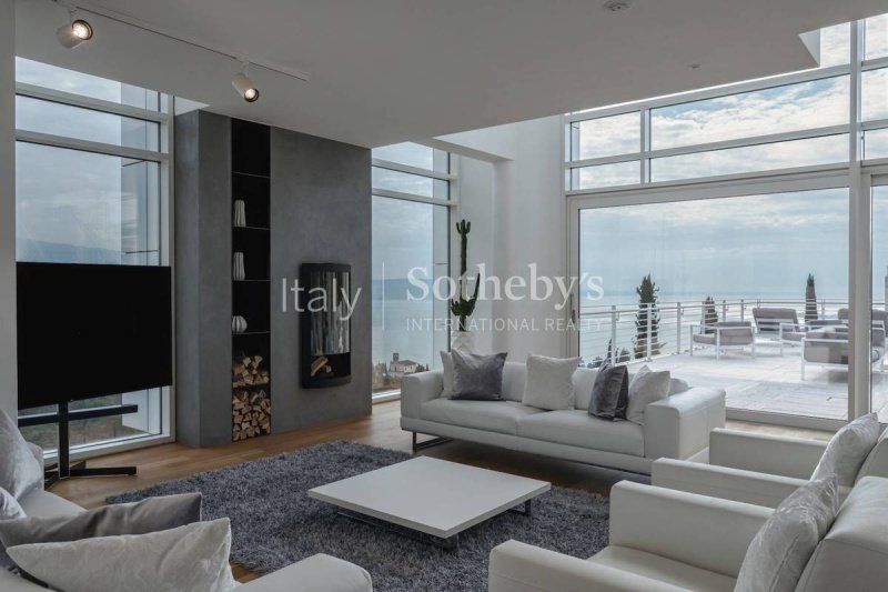 Вилла в Гардоне-Ривьера