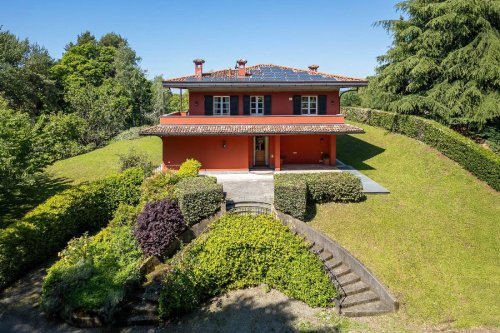 Villa in Oltrona di San Mamette