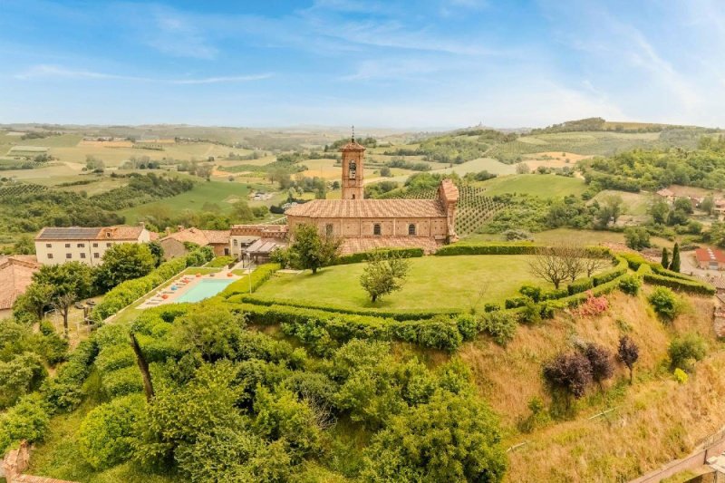 Многоквартирный дом в Монкальво