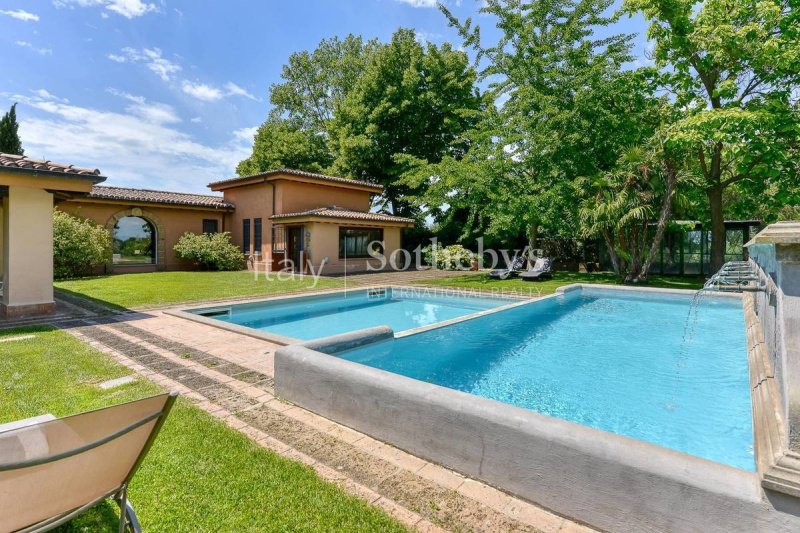 Вилла в Сутри