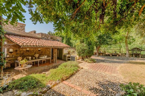 Detached house in Cisano sul Neva