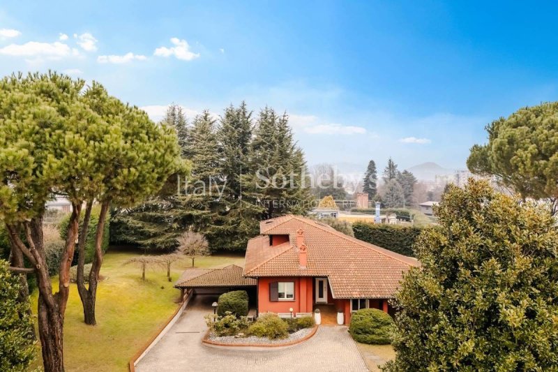 Villa in Dormelletto