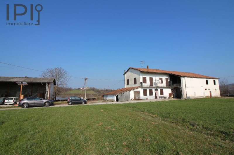 Farmhouse in Lesegno