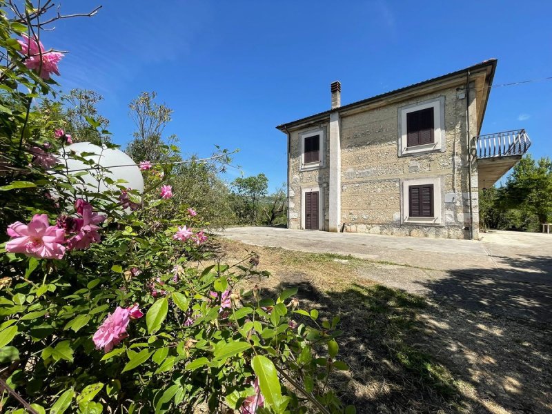 Klein huisje op het platteland in Arpino