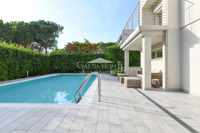 加尔达湖群滨代森扎诺别墅