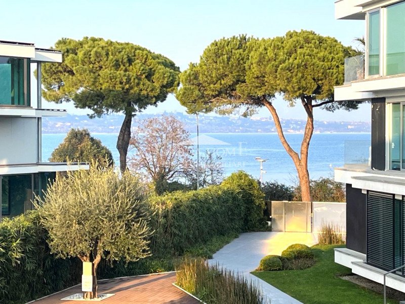 加尔达湖畔洛纳托公寓