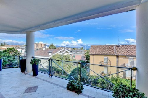 加尔达湖群滨代森扎诺公寓