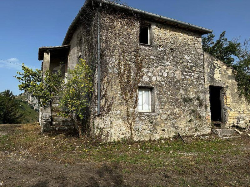 Klein huisje op het platteland in Rocca d'Arce