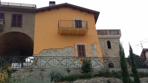 Hus från källare till tak i Pineto
