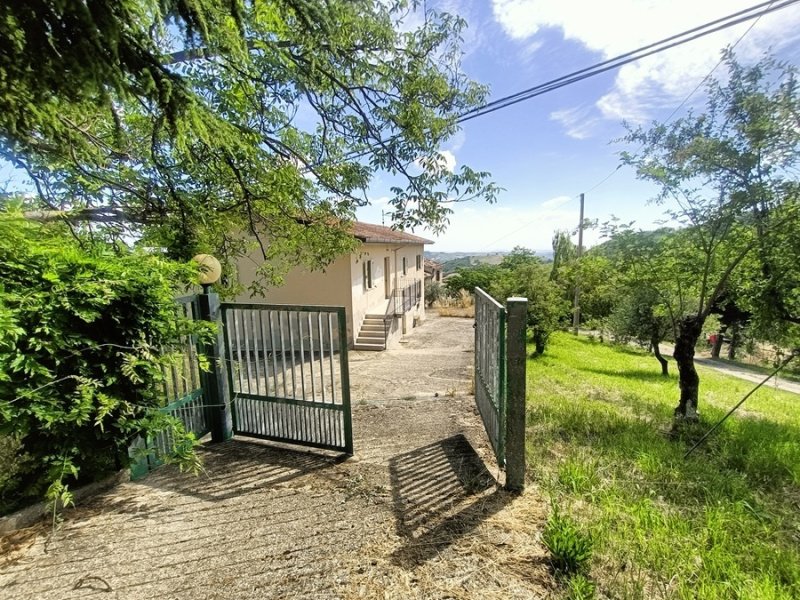 Casa de campo em Montebello di Bertona