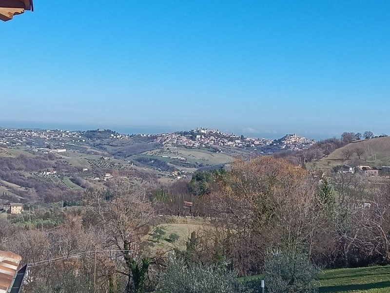 Casa di campagna a Montebello di Bertona