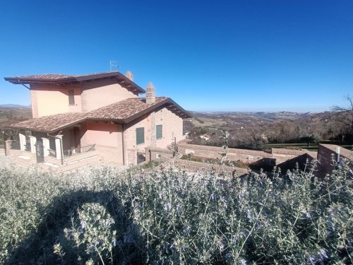 Landhaus in Montebello di Bertona