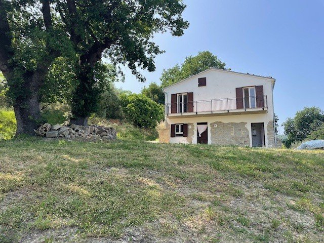 Country house in Castiglione Messer Raimondo
