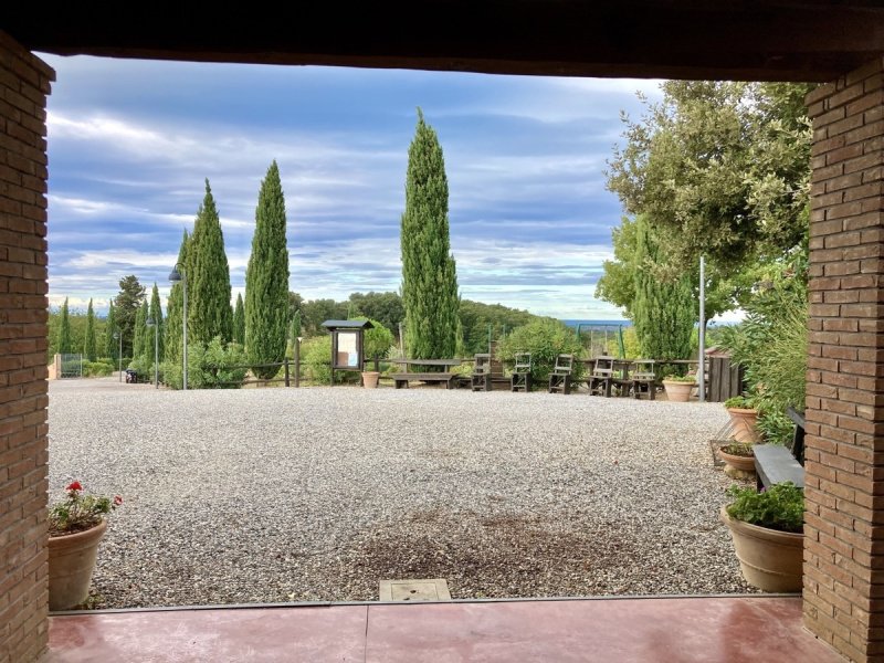 Klein huisje op het platteland in Cecina