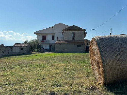Klein huisje op het platteland in Montefino