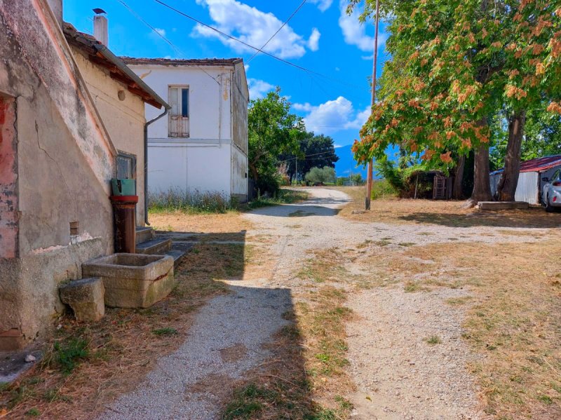 Klein huisje op het platteland in Civitaquana
