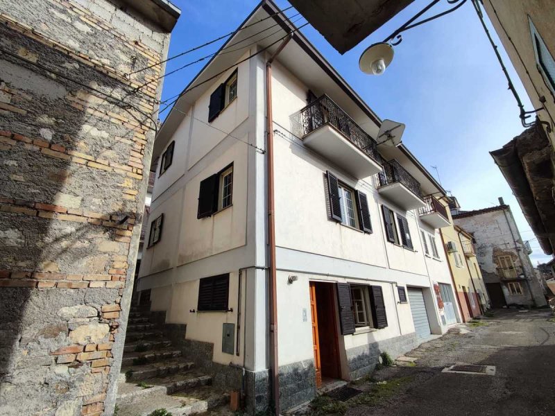 Hus från källare till tak i Gessopalena