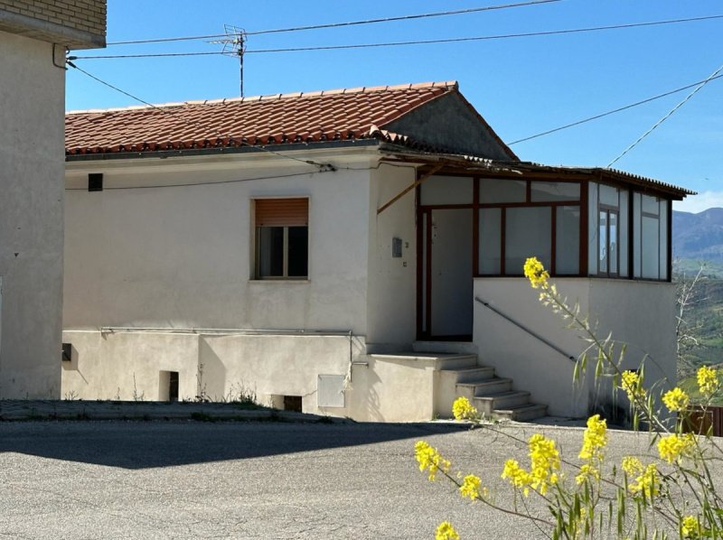 Дом в Сан-Валентино-ин-Абруццо-Читериоре
