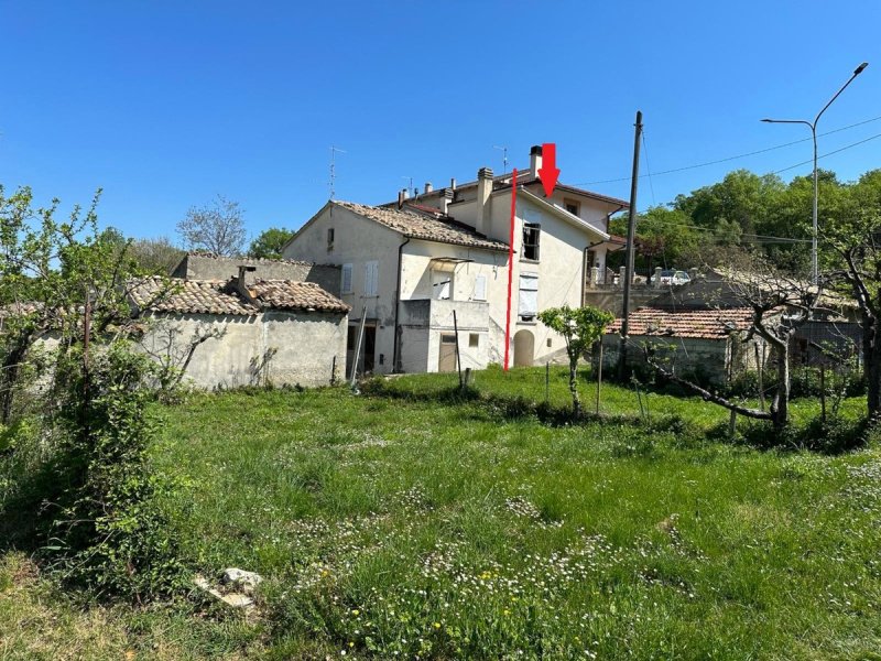 Hus från källare till tak i San Valentino in Abruzzo Citeriore