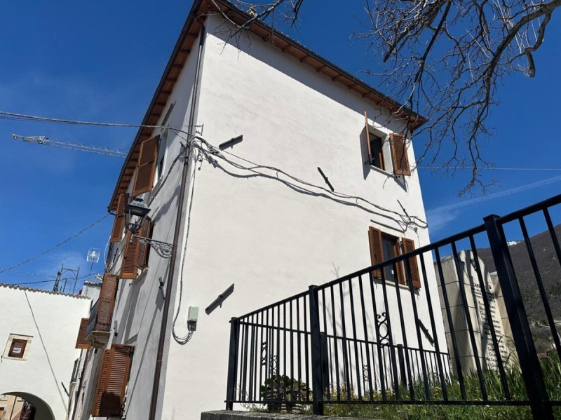 Casa independente em Villa Santa Lucia degli Abruzzi