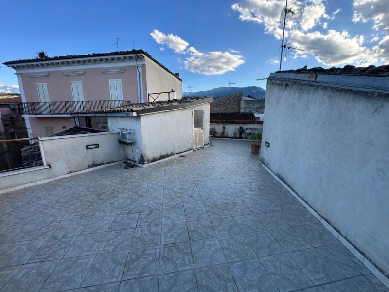 Hus från källare till tak i Torre de' Passeri