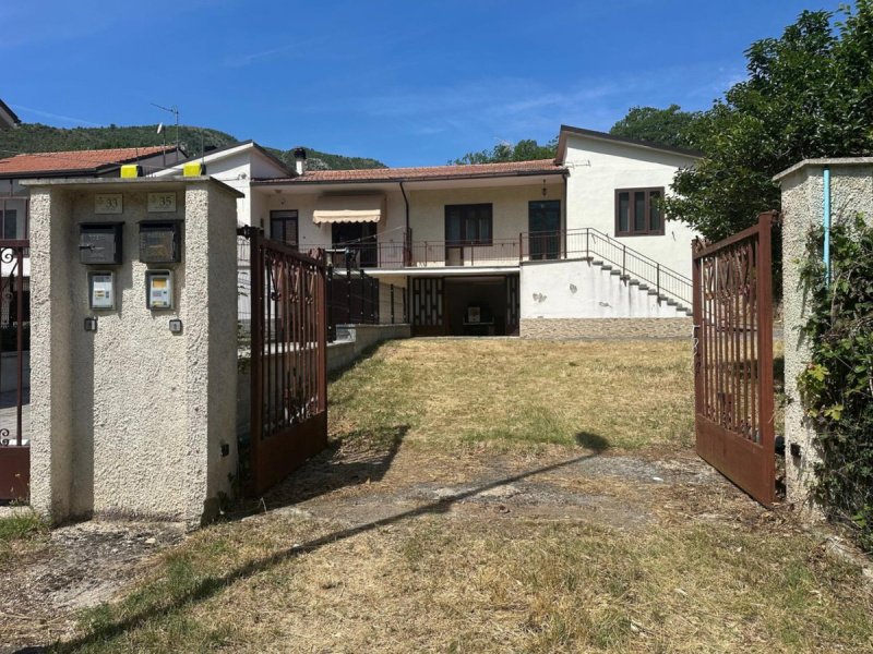 Teto/Chão em Bussi sul Tirino