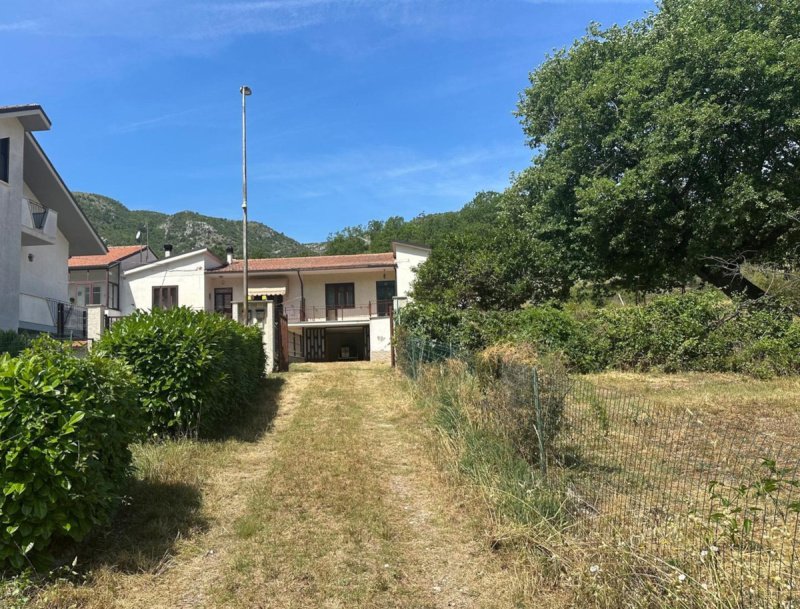Teto/Chão em Bussi sul Tirino