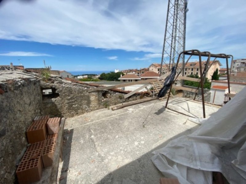 Hus från källare till tak i Vico del Gargano