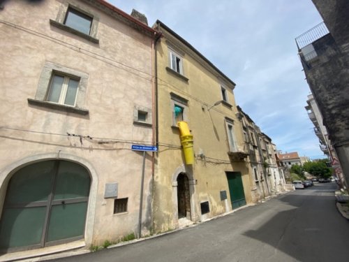 Hus från källare till tak i Vico del Gargano