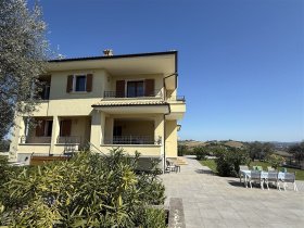 Villa in Sant'Egidio alla Vibrata