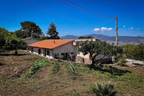 Detached house in Collesano