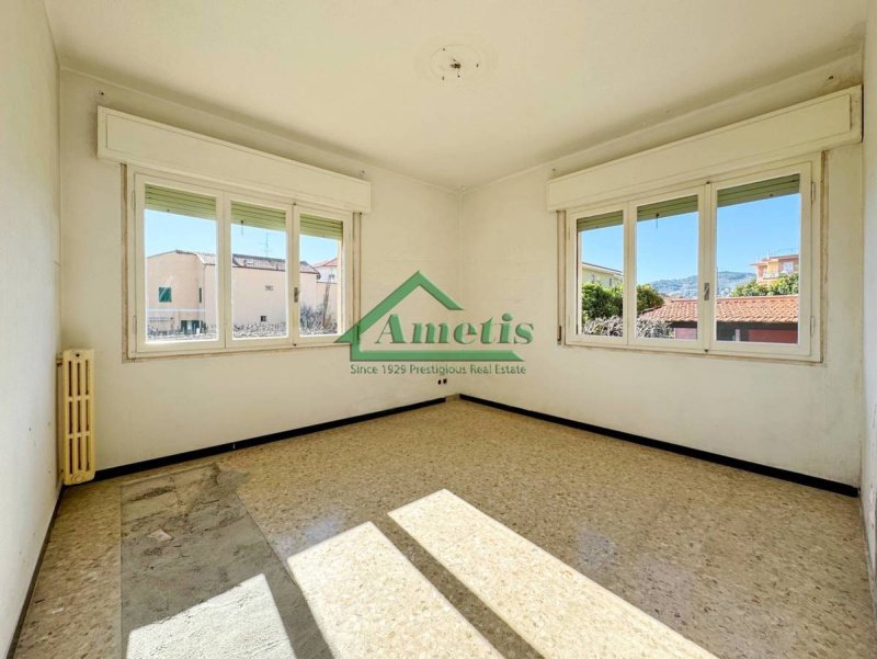 迪亚诺马里纳公寓