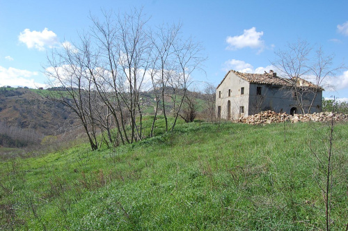 Klein huisje op het platteland in Sant'Angelo in Pontano