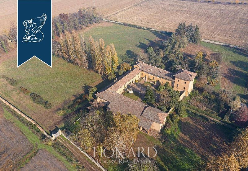 Castello a Vellezzo Bellini