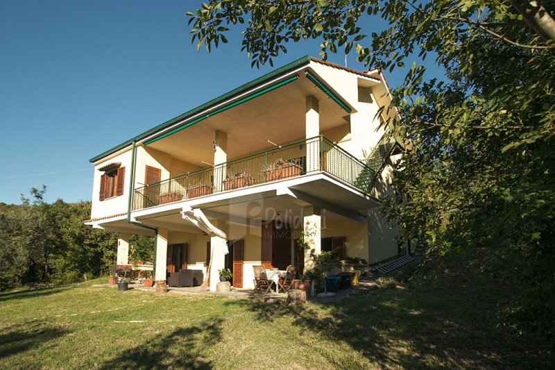 Klein huisje op het platteland in Montasola