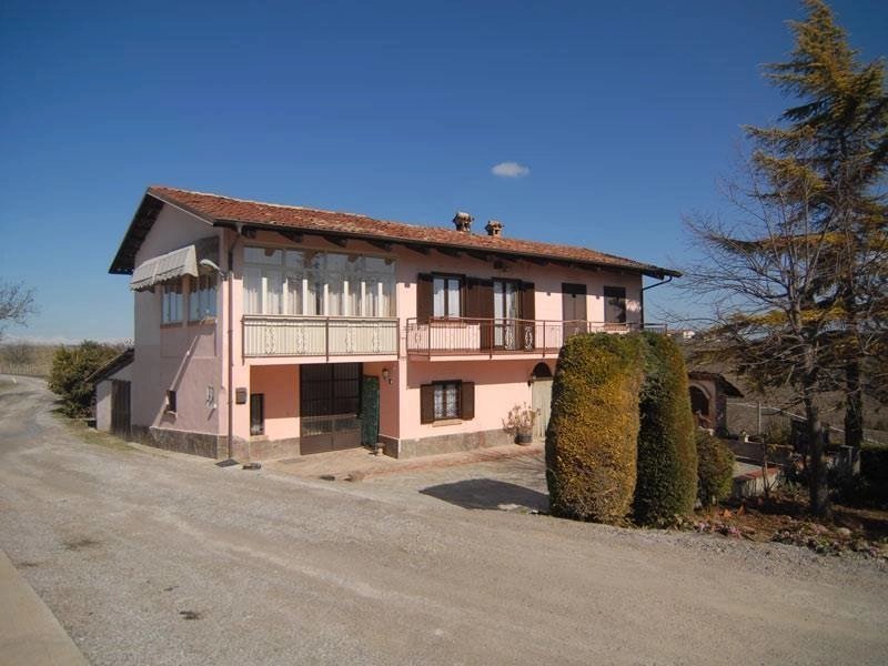 Farmhouse in Dogliani
