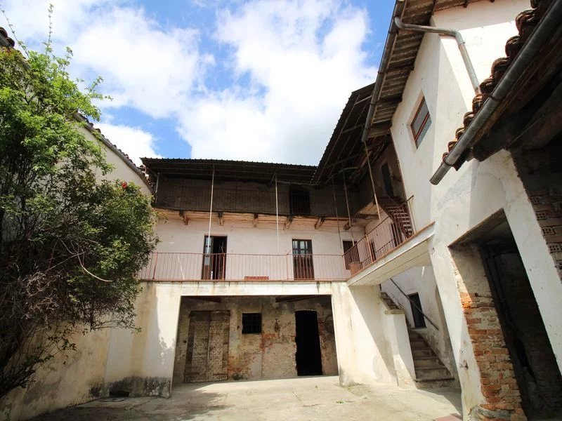 Historiskt hus i Novello