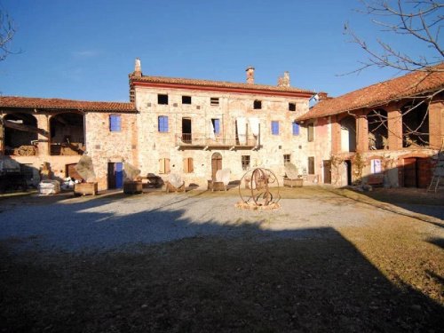 Farmhouse in Lequio Tanaro