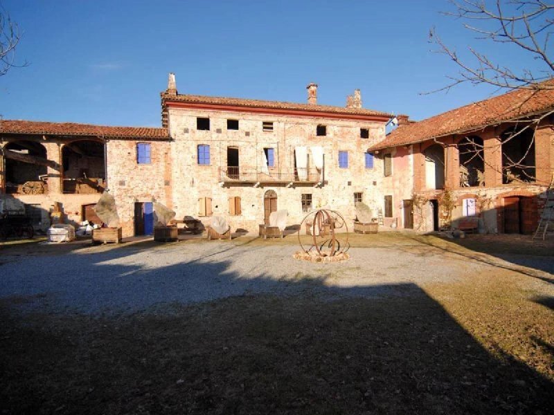 Farmhouse in Lequio Tanaro