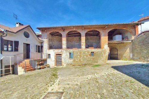 Historiskt hus i Murazzano