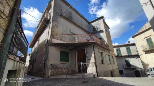 Hus från källare till tak i Montemitro