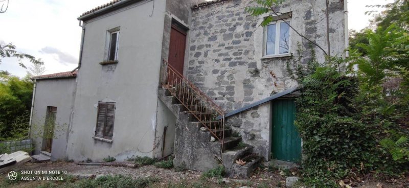 Klein huisje op het platteland in Gissi