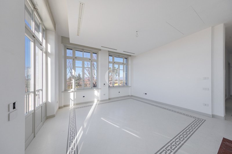 加尔达湖群滨代森扎诺公寓